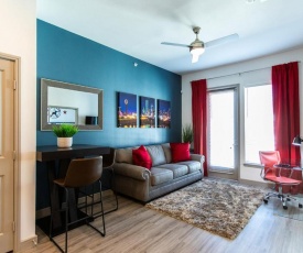 10 Min to Downtown Dallas-King Suite--Free Parking--Gym--Fast WiFi