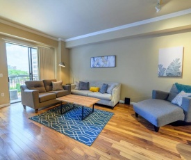 1BR Exquisite Uptown Apartment With Pool, Gym & Parking