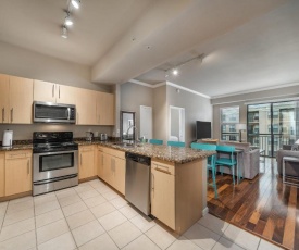 2BR Uptown Suite With Pool, Gym & Fast Wi-Fi By ENVITAE