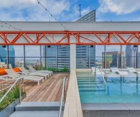 Bold 2BR 2BA with SKY POOL CozySuites