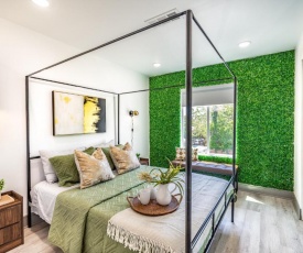 GREEN DREAM Beautiful Modern Condo in a Gated Complex with a Rain Shower and Blazing Internet