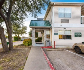 HomeTowne Studios by Red Roof Dallas - North Addison - Tollway