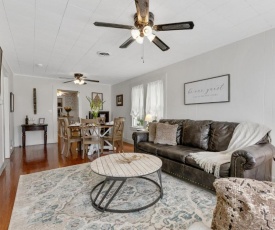 New! Charming Haus Near to Main St!