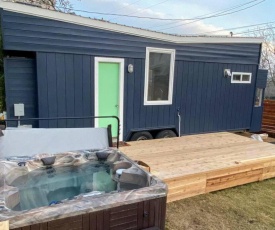 CLEAN! HGTV Tiny Home w/ HOT TUB - 1 Mile to Downtown