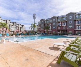 Vibrant Close to UH Apartment with Pool