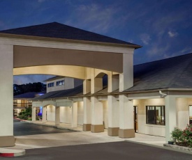 Days Inn & Suites by Wyndham Huntsville