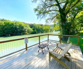 Riverfront Farm House - Guadalupe River - Newly Renovated - River Amenity Included