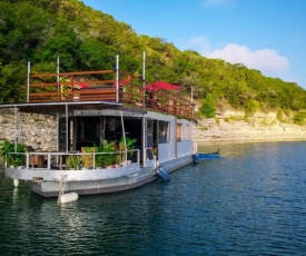 Houseboat-Yacht Nestled In A Lake Travis Cove