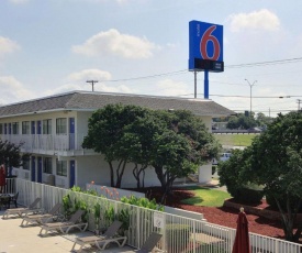 Motel 6-Austin, TX - North