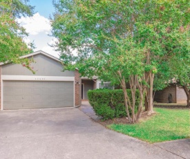 Beautiful House in an upscale neighborhood with POOL, Private Patio & BBQ