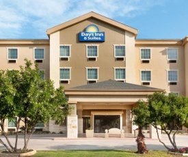 Days Inn & Suites by Wyndham San Antonio near AT&T Center