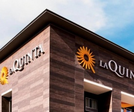 La Quinta Inn & Suites by Wyndham San Antonio Seaworld LAFB