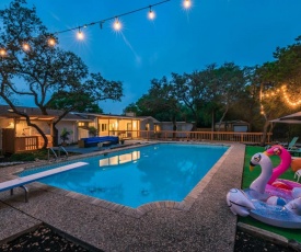 Luxury House with POOL, Private yard & BBQ area, 4 min from Fiesta Texas