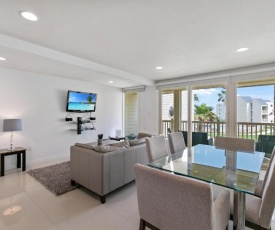 Amazing beachfront condo! enjoy with great views of beach and pool from balcony