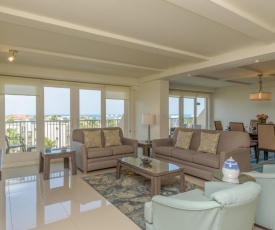 Oceanview jewel for large families! Beachfront resort, shared pools & jacuzzi