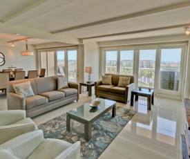 Soak up the sun! Spacious Bayview condo, beachfront resort with shared pools & jacuzzi, Pet Friendly