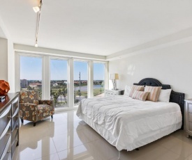 Stunning Bayview! Large condo in beachfront resort with shared pools and jacuzzi