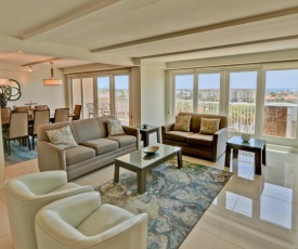 Wake up in paradise! Chic Bayview condo in beautiful beachfront resort, shared pools, jaccuzi, pet friendly