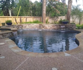 Private Pool/Spa Spacious Centrally Located Estate